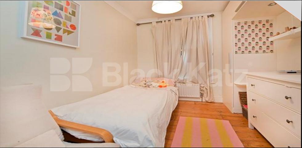 			LARGE 3 / 4 BED ON A TREE LINED STREET!, 4 Bedroom, 1 bath, 1 reception Flat			 Gaisford Street, KENTISH TOWN